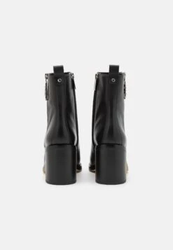 MICHAEL Michael Kors Regan- Korte Laarzen - Black 12 MICHAEL Michael Kors Regan- Korte Laarzen - Black -MICHAEL Michael Kors 0096a778b6ed44f9a8c24245b2c3a835