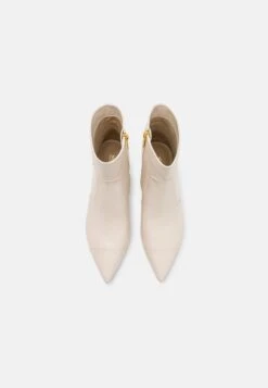 MICHAEL Michael Kors Kadence Kitten - Korte Laarzen - Light Cream 13 MICHAEL Michael Kors Kadence Kitten - Korte Laarzen - Light Cream -MICHAEL Michael Kors 082d1c65e6f448f2825001f9c750fb93