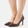 MICHAEL Michael Kors Alina Flex- Klassieke Pumps - Mocha 2 MICHAEL Michael Kors Alina Flex- Klassieke Pumps - Mocha -MICHAEL Michael Kors 09daa4a23cf948a4a90fdf3d247aa430