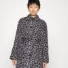 MICHAEL Michael Kors Giraffe Belted Trench - Trenchcoat - Black/White 2 MICHAEL Michael Kors Giraffe Belted Trench - Trenchcoat - Black/White -MICHAEL Michael Kors 0c0fd2b253e94e2aab99689ebe4906bc