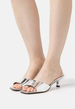 MICHAEL Michael Kors Amal Kitten Sandal - Muiltjes Met Hak - Silver