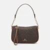 MICHAEL Michael Kors Jet Set Charm Pouchette - Handtas - Brown/Acorn 1 MICHAEL Michael Kors Jet Set Charm Pouchette - Handtas - Brown/Acorn -MICHAEL Michael Kors 132af39966d047d0a717bf767db74482