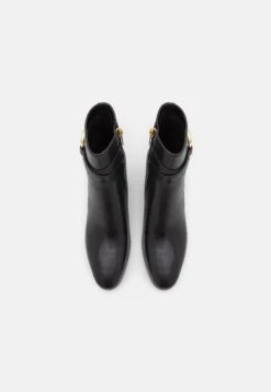 MICHAEL Michael Kors Rory Mid Bootie - Korte Laarzen - Black 13 MICHAEL Michael Kors Rory Mid Bootie - Korte Laarzen - Black -MICHAEL Michael Kors 13920a4ce82a473090382ceb80a138ed