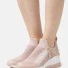 MICHAEL Michael Kors Willis Wedge Trainer - Sneakers Laag - Pink 1 MICHAEL Michael Kors Willis Wedge Trainer - Sneakers Laag - Pink -MICHAEL Michael Kors 13c65b0a7e974b57a55d87c8f2ea7a63