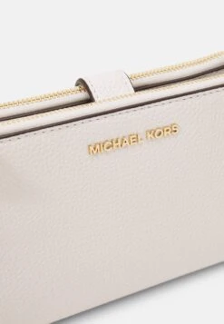 MICHAEL Michael Kors Jet Set- Clutch - Optic White 9 MICHAEL Michael Kors Jet Set- Clutch - Optic White -MICHAEL Michael Kors 13dad0ced3e341adad924958bcb2f535