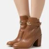 MICHAEL Michael Kors Darcy Heeled - Korte Laarzen - Brown 2 MICHAEL Michael Kors Darcy Heeled - Korte Laarzen - Brown -MICHAEL Michael Kors 17c3adb4e9984c84879b0fb160e87348