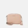 MICHAEL Michael Kors Jet Set- Schoudertas - Pink 2 MICHAEL Michael Kors Jet Set- Schoudertas - Pink -MICHAEL Michael Kors 19d4b9eeb6914f07b172382f7ed4efd2