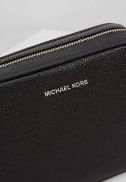 MICHAEL Michael Kors Jet Camera - Schoudertas - Black 17 MICHAEL Michael Kors Jet Camera - Schoudertas - Black -MICHAEL Michael Kors 2c59ac4303ab4aada4a4e5d3adef39c2