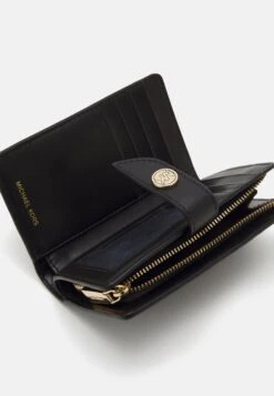 MICHAEL Michael Kors Charm Wallet - Portemonnee - Black 9 MICHAEL Michael Kors Charm Wallet - Portemonnee - Black -MICHAEL Michael Kors 2ea467d8bb5f4ca5914e0f781f81b1e3