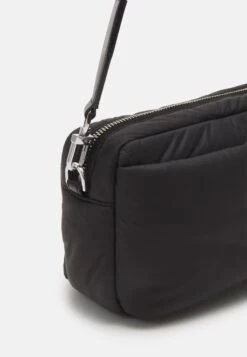 MICHAEL Michael Kors Leonie Camera Xbody - Schoudertas - Black 11 MICHAEL Michael Kors Leonie Camera Xbody - Schoudertas - Black -MICHAEL Michael Kors 2ecd3da46acc4db199777aedb0ecfa22