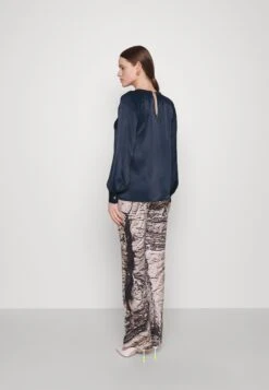 MICHAEL Michael Kors Chain Cut Out Top - Blouse - Midnightblue 10 MICHAEL Michael Kors Chain Cut Out Top - Blouse - Midnightblue -MICHAEL Michael Kors 3155022be32f4553a5ec2292c7e1080c