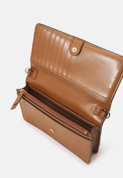 MICHAEL Michael Kors Jet Set Charm Phone Crossbody - Schoudertas - Vanilla/Acrn 10 MICHAEL Michael Kors Jet Set Charm Phone Crossbody - Schoudertas - Vanilla/Acrn -MICHAEL Michael Kors 341b3acdee3444019a2b96042272e531