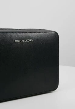 MICHAEL Michael Kors Jet Set Travel- Schoudertas - Black 15 MICHAEL Michael Kors Jet Set Travel- Schoudertas - Black -MICHAEL Michael Kors 35a11087ad674a3386336965b1940d7d