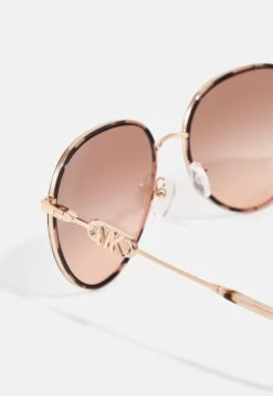Michael Kors Empire Aviator - Zonnebril - Rose Gold/Pink Tortoise -MICHAEL Michael Kors 378b70395b2c4a27a929df540e401690
