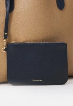 MICHAEL Michael Kors Eliza Xl Reversible Tote Set - Shopper - Navy 12 MICHAEL Michael Kors Eliza Xl Reversible Tote Set - Shopper - Navy -MICHAEL Michael Kors 37b4664bdfa74bf9942239a07fd0a842