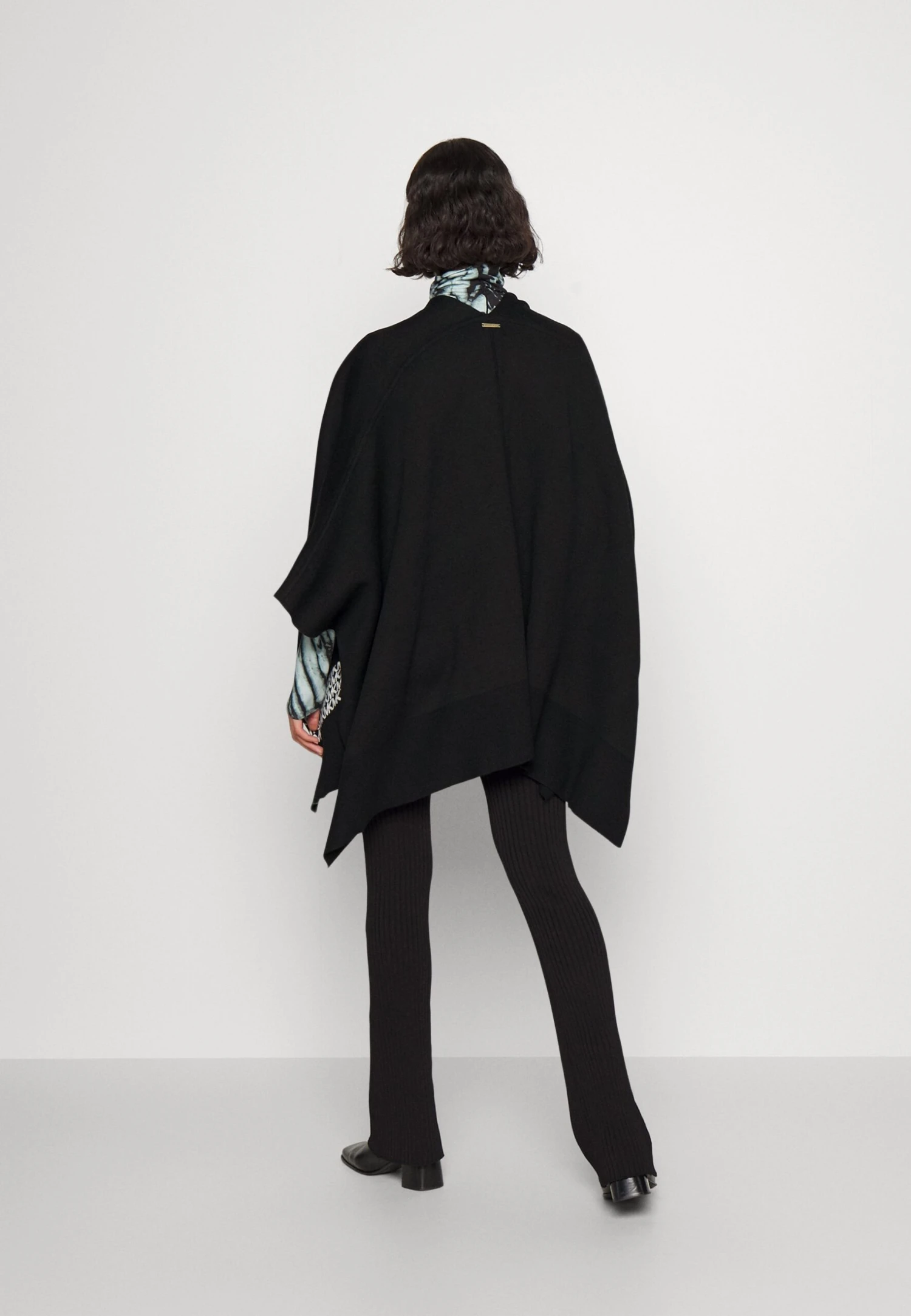 MICHAEL Michael Kors Reversible Logo Poncho - Poncho - Black 5 MICHAEL Michael Kors Reversible Logo Poncho - Poncho - Black - Afbeelding 3