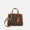 MICHAEL Michael Kors Chantal Xbody - Schoudertas - Brown/Acorn 1 MICHAEL Michael Kors Chantal Xbody - Schoudertas - Brown/Acorn -MICHAEL Michael Kors 38e7a48ee8c24186a6681bcacf71278d