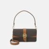 MICHAEL Michael Kors Greenwich - Handtas - Brown 2 MICHAEL Michael Kors Greenwich - Handtas - Brown -MICHAEL Michael Kors 3c0069e958e04b73b337950bf1bc2489