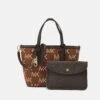 MICHAEL Michael Kors Eliza Open Tote Set - Handtas - Brown 2 MICHAEL Michael Kors Eliza Open Tote Set - Handtas - Brown -MICHAEL Michael Kors 3c014a34ea31463e8084bbc23a86185d