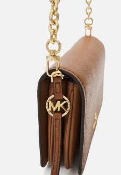 MICHAEL Michael Kors Jet Charm Accordian Flap Xbody - Schoudertas - Brown 11 MICHAEL Michael Kors Jet Charm Accordian Flap Xbody - Schoudertas - Brown -MICHAEL Michael Kors 3d06be26043648829417d13ed4a6c41f