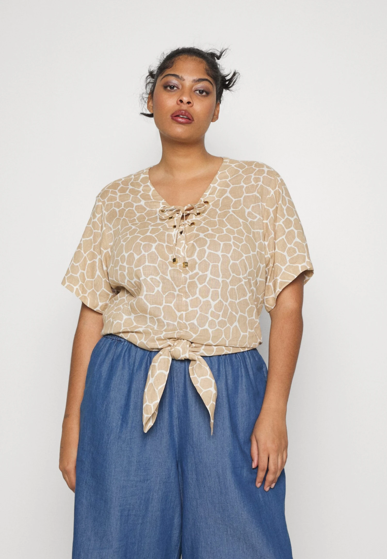 MICHAEL Michael Kors Giraffe Grommet- T-Shirt Print - Khaki 3 MICHAEL Michael Kors Giraffe Grommet- T-Shirt Print - Khaki