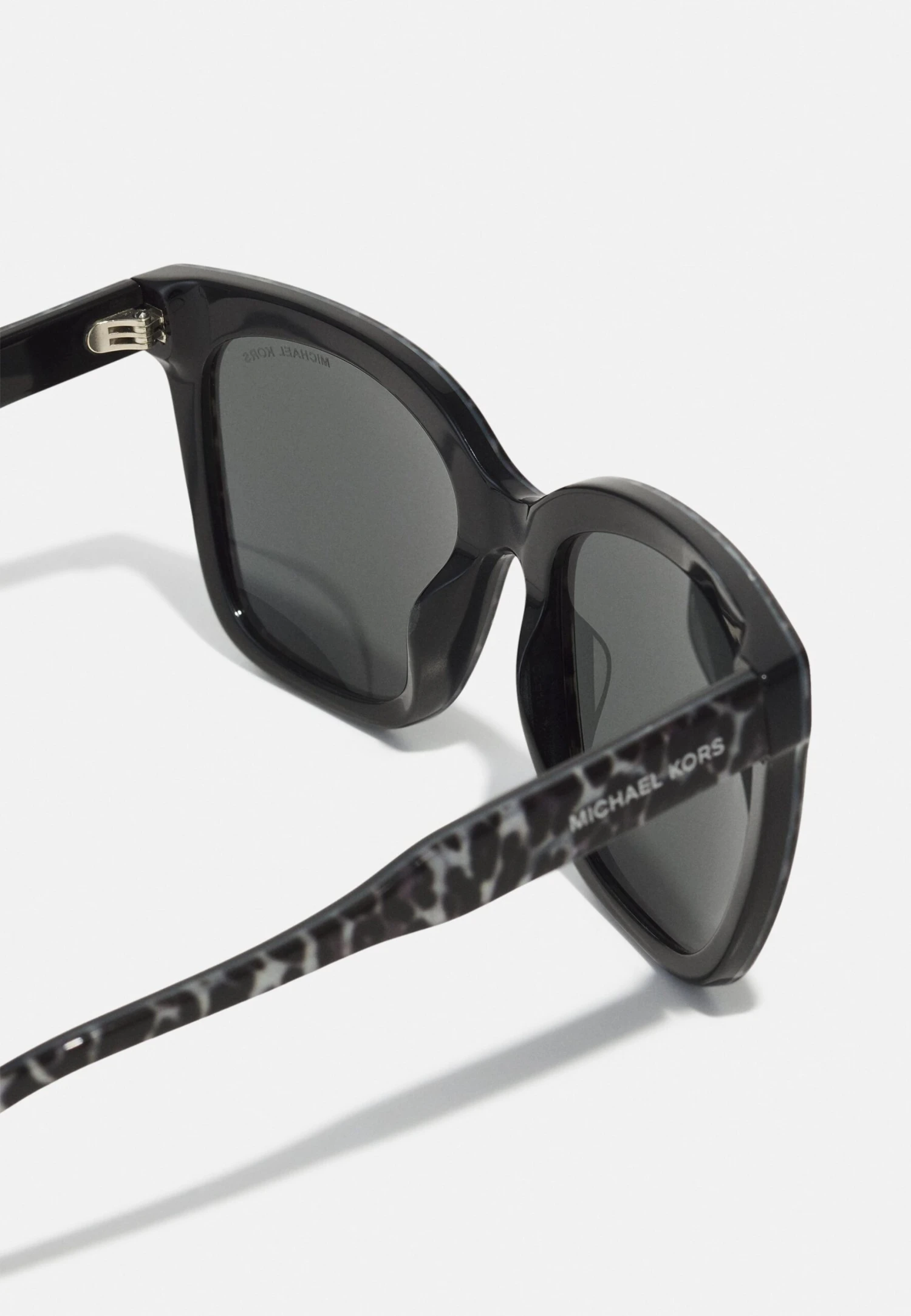 Michael Kors San Marino - Zonnebril - Grey/Black 5 Michael Kors San Marino - Zonnebril - Grey/Black - Afbeelding 3