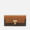 MICHAEL Michael Kors Hamilton Legacy Carryall Wallet - Portemonnee - Brown/Acorn 2 MICHAEL Michael Kors Hamilton Legacy Carryall Wallet - Portemonnee - Brown/Acorn -MICHAEL Michael Kors 46327856acfb4023aca4d15a82f34609