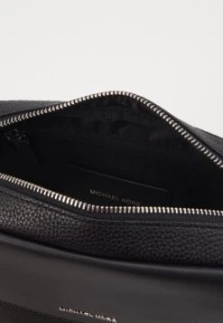 Michael Kors Utility Xbody - Schoudertas - Black 12 Michael Kors Utility Xbody - Schoudertas - Black -MICHAEL Michael Kors 497ec988e9d64579bc585ba50f506419