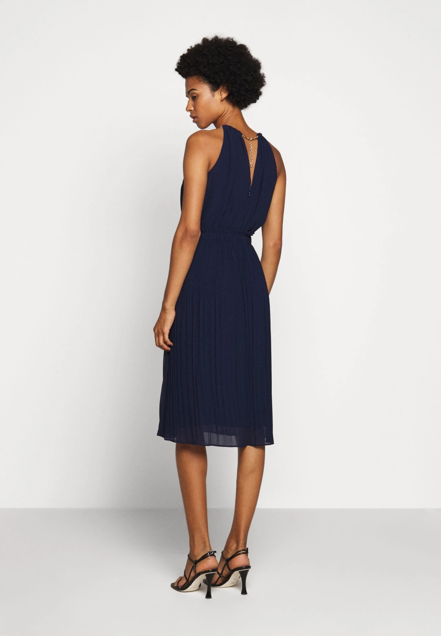 MICHAEL Michael Kors Chain Neck Midi Dress- Cocktailjurk - True Navy 5 MICHAEL Michael Kors Chain Neck Midi Dress- Cocktailjurk - True Navy - Afbeelding 3