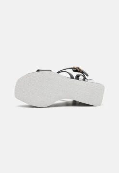 MICHAEL Michael Kors Paola Wedge - Sandalen Met Plateauzool - Black 14 MICHAEL Michael Kors Paola Wedge - Sandalen Met Plateauzool - Black -MICHAEL Michael Kors 4d38a23b3ee847f5803af4e97c86719c