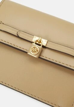 MICHAEL Michael Kors Hamilton Legacy Flap Card Case - Portemonnee - Camel 11 MICHAEL Michael Kors Hamilton Legacy Flap Card Case - Portemonnee - Camel -MICHAEL Michael Kors 4d8caa875d1e42e0a035540c7b003bf4