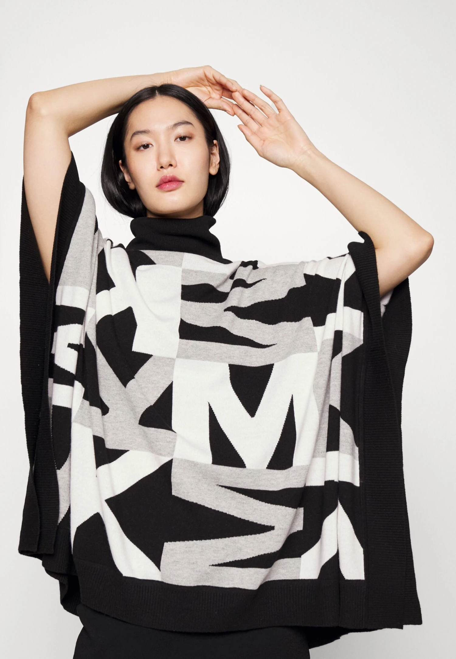 MICHAEL Michael Kors Illusion Check - Poncho - Black 6 MICHAEL Michael Kors Illusion Check - Poncho - Black - Afbeelding 4