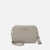 MICHAEL Michael Kors Jet Camera - Schoudertas - Pearl Grey 1 MICHAEL Michael Kors Jet Camera - Schoudertas - Pearl Grey -MICHAEL Michael Kors 5546f621b8b14d6fb50adbd94d4583a8