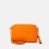MICHAEL Michael Kors Jet Camera - Schoudertas - Apricot 2 MICHAEL Michael Kors Jet Camera - Schoudertas - Apricot -MICHAEL Michael Kors 5c20d1c2a5384facb0a7904dd7de849a