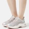 MICHAEL Michael Kors Dara Trainer - Sneakers Laag - Aluminum 2 MICHAEL Michael Kors Dara Trainer - Sneakers Laag - Aluminum -MICHAEL Michael Kors 5cbf225b38074457a986d9efca28e8fa