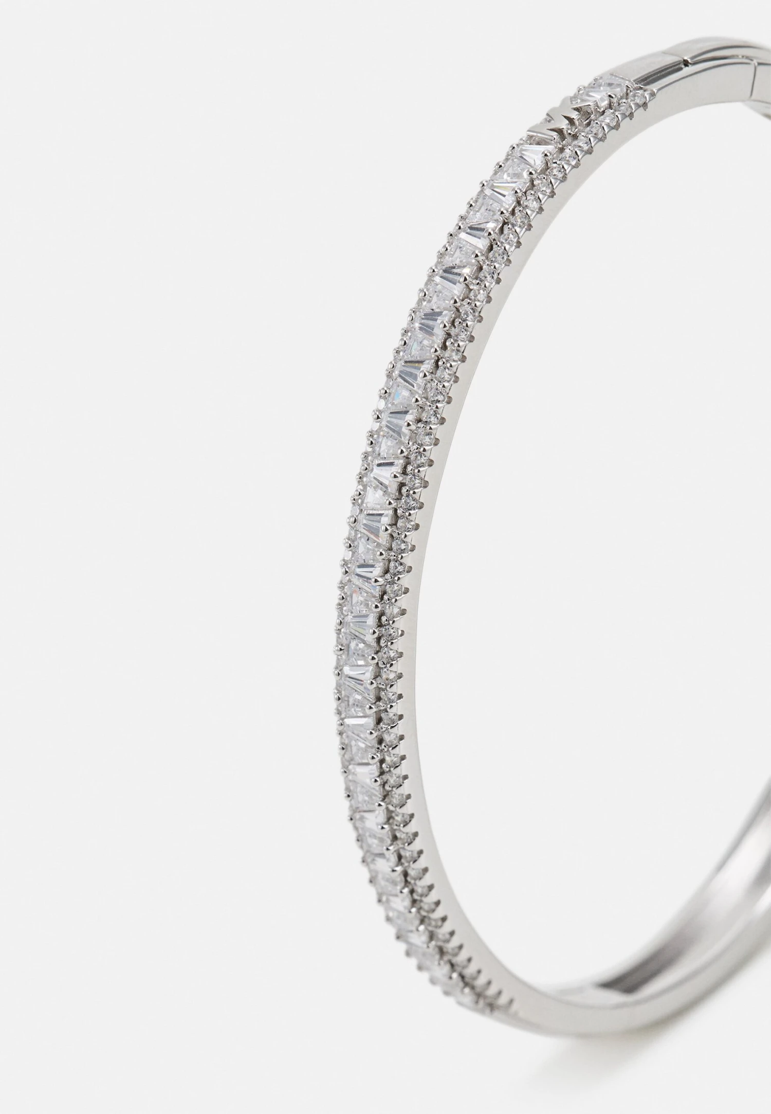 Michael Kors Tapered Baguette And Pavé Bangle Bracelet - Armband - Silver-Coloured 5 Michael Kors Tapered Baguette And Pavé Bangle Bracelet - Armband - Silver-Coloured - Afbeelding 3