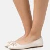 MICHAEL Michael Kors Nori Flat - Ballerina'S - Light Cream 2 MICHAEL Michael Kors Nori Flat - Ballerina'S - Light Cream -MICHAEL Michael Kors 6194f870c5564996a0ddca04a2e06c23
