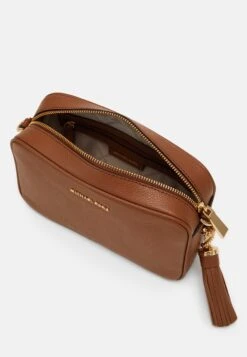 MICHAEL Michael Kors Jet Camera - Schoudertas - Tan 12 MICHAEL Michael Kors Jet Camera - Schoudertas - Tan -MICHAEL Michael Kors 62946ce5f0ac43b1944cacab787e33fe