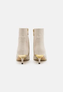 MICHAEL Michael Kors Kadence Kitten - Korte Laarzen - Light Cream 12 MICHAEL Michael Kors Kadence Kitten - Korte Laarzen - Light Cream -MICHAEL Michael Kors 63dd6e9f2ee64341bcc417a9c820e5cf