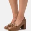 MICHAEL Michael Kors Rory Heeled Loafer - Klassieke Pumps - Luggage 1 MICHAEL Michael Kors Rory Heeled Loafer - Klassieke Pumps - Luggage -MICHAEL Michael Kors 6a83ef3c6af648eba10fbecba3b17b7f