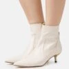 MICHAEL Michael Kors Kadence Kitten - Korte Laarzen - Light Cream -MICHAEL Michael Kors 6b480cad7ca24265b80ce294680eec83