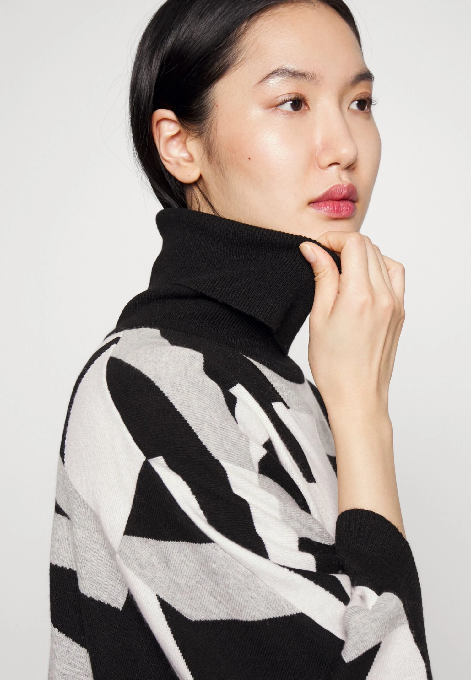 MICHAEL Michael Kors Illusion Check - Poncho - Black 7 MICHAEL Michael Kors Illusion Check - Poncho - Black - Afbeelding 5