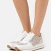 MICHAEL Michael Kors Monique Trainer - Sneakers Laag - White/Gold -MICHAEL Michael Kors 71f31a7d9d41423b9c3fc0d8b1b57ae7