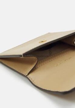 MICHAEL Michael Kors Hamilton Legacy Flap Card Case - Portemonnee - Camel 9 MICHAEL Michael Kors Hamilton Legacy Flap Card Case - Portemonnee - Camel -MICHAEL Michael Kors 723430946a3148598313e0ae1689ad18