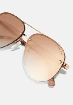 Michael Kors East Side - Zonnebril - Rose Gold-Coloured 11 Michael Kors East Side - Zonnebril - Rose Gold-Coloured -MICHAEL Michael Kors 73d3971c6f0f4ea98dee28883c4fad21