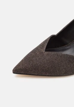 MICHAEL Michael Kors Chelsea Sling - Hoge Hakken - Black/Bronze 15 MICHAEL Michael Kors Chelsea Sling - Hoge Hakken - Black/Bronze -MICHAEL Michael Kors 74e1a57b1fd74275a61b144c04ac0b05