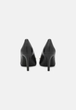 MICHAEL Michael Kors Izzy Flex- Klassieke Pumps - Black 10 MICHAEL Michael Kors Izzy Flex- Klassieke Pumps - Black -MICHAEL Michael Kors 773eb2daa8d24d7ca8dd70d2fcfed75f