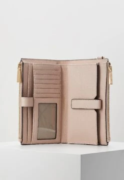 MICHAEL Michael Kors Jet Wristlet - Portemonnee - Soft Pink 13 MICHAEL Michael Kors Jet Wristlet - Portemonnee - Soft Pink -MICHAEL Michael Kors 7ac28dc21ecd4df0843e084279015696