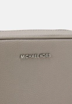 MICHAEL Michael Kors Jet Camera - Schoudertas - Pearl Grey 11 MICHAEL Michael Kors Jet Camera - Schoudertas - Pearl Grey -MICHAEL Michael Kors 7de757543d6a444c93c76843072c3dc0