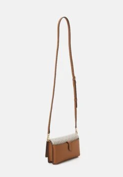 MICHAEL Michael Kors Jet Set Charm Phone Crossbody - Schoudertas - Vanilla/Acrn 9 MICHAEL Michael Kors Jet Set Charm Phone Crossbody - Schoudertas - Vanilla/Acrn -MICHAEL Michael Kors 7fc91f7a39ed4e6791a756a2c09730ca